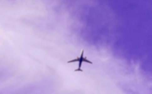 �Ǽ���Զ��˯��ɽ���ϵķɻ�-��������1000��